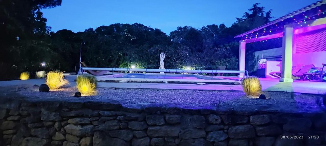 Offrez-Vous Un Sejour Dans Notre Gite A Entressen Une Grande Piscine Pour Se Rafraichir ,Un Espace De Jeux Pour Enfants Pour Des Heures De Divertissement Un Terrain De Petanque Pour Des Parties Endiablees 외부 사진